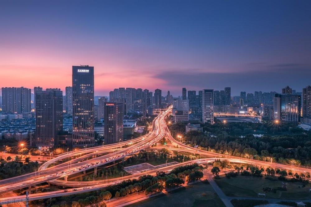 煙火氣與機遇場 武漢與深圳的就業選擇之謎